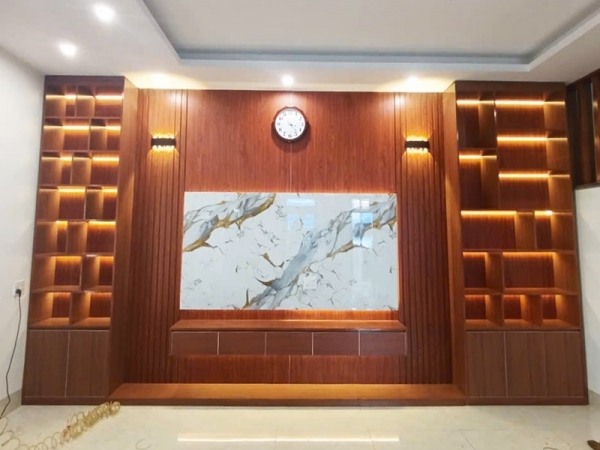 Trang trí vách tivi hiện đại với tấm ốp than tre TOPDECO vân đá mã 322