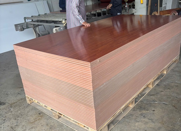 Tấm ván nhựa cốt nâu phủ pvc vân gỗ – Giải pháp vật liệu nội thất xuất khẩu chất lượng cao