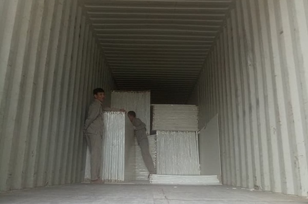 30 tấn tấm ván nhựa/ gỗ nhựa composite HardyWood xuất kho khởi hành vào Sài Gòn